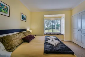 Spacious Two-Bedroom Cottage - Image 4