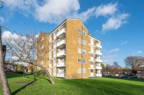 Cozy 2-Bed Escape in Blackheath - Image 2