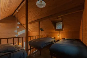 [Entire building] Wood-burning stove and loft in a warm wooden lodge | Apprentice Town | Maximum 4 guests - Image 4