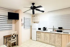 Stylish Corner Apartment with Patio near the Beach - Image 5