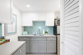 Studio by Lido Beach w heated pool - Image 3