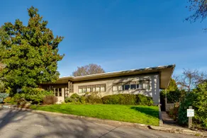 Olive’s Corner | Retro‑Modern Apt Near UO/Downtown - Image 2