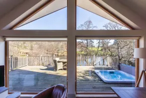 Riverbank- Glass-Fronted Riverside Stay -Hot Tub - Image 5