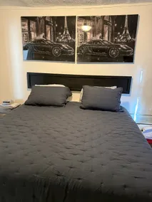 Spacious 420 friendly king bed - Image 3