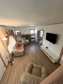 Spacious 420 friendly king bed - Image 2