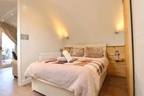 'Badger's Set' Luxury Glamping Hot Tub Pod - Image 2
