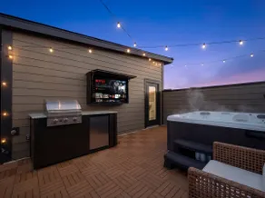 Upscale townhouse with exclusive rooftop hot tub - Image 5