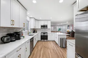 Retro Retreat: Central on 1 Acre! Unique & Large - Image 5