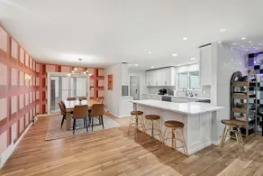 Retro Retreat: Central on 1 Acre! Unique & Large - Image 4