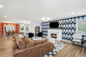 Retro Retreat: Central on 1 Acre! Unique & Large - Image 2