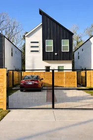 Modern 2BR, Kitchen + Laundry, 15 min Downtown HTX - Image 2