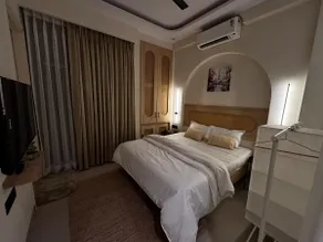 Ivory Suite | Golf Course Road | Premium Stay - Image 2