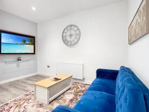 Spacious & Comfortable Apartment|Silbury Boulevard - Image 5