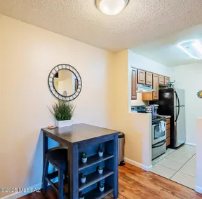 Midtown convenience and comfort - Image 5