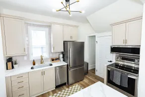 Modern 3BR 1.5BA steps from downtown - Image 5