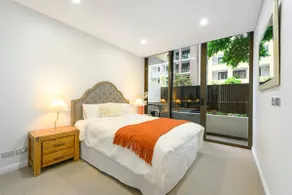 Modern 3-Bedroom Apartment Near Airport & Train - Image 3