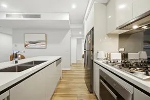 Modern 3-Bedroom Apartment Near Airport & Train - Image 4
