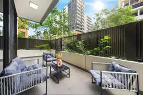 Modern 3-Bedroom Apartment Near Airport & Train - Image 5