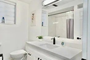 Convenient & Cozy 8 Beds Home - Prime Location with 4 Free Parking - Image 3