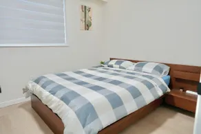 Convenient & Cozy 8 Beds Home - Prime Location with 4 Free Parking - Image 2