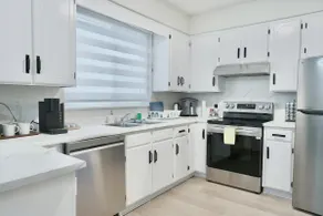 Convenient & Cozy 8 Beds Home - Prime Location with 4 Free Parking - Image 5