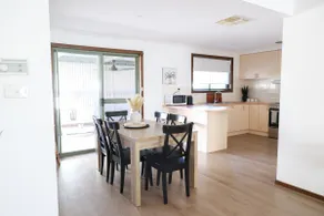 Comfortable, Bright & Spacious 2 Bedroom Home - Image 4
