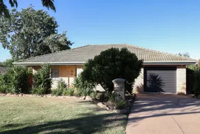 Comfortable, Bright & Spacious 2 Bedroom Home - Image 2