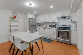 Modern 2BR Near Pearson w/ Free Parking - Image 4