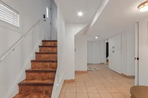 Modern 2BR Near Pearson w/ Free Parking - Image 5