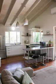 Tropical Jungle Home w/ AC & Porch | 7 Min to Town - Image 3
