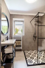 Dog-friendly courtyard, tub bath, barbecue, terrace - Image 4