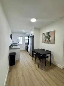 Contemporary 1B Comfort in Glendale - Image 2
