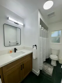 Contemporary 1B Comfort in Glendale - Image 5