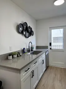 Contemporary 1B Comfort in Glendale - Image 3