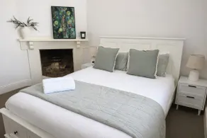 Charming home close to local restaurants and cafes - Image 5