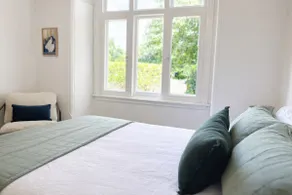 Charming home close to local restaurants and cafes - Image 3
