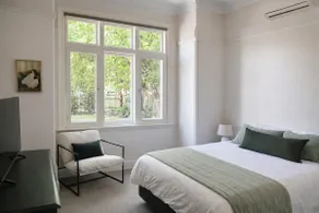 Charming home close to local restaurants and cafes - Image 2