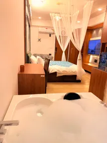 Urban Jacuzzi Studio by Cayetana | Near Airport 313 Studio - Image 5