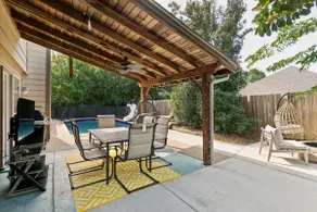 Pool house in Lake Dallas - Image 2