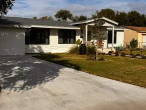 Chic Mid-Century Retreat in the heart of McAllen - Image 3
