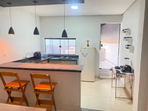 Your Perfect Stay: Airy 2-Bedroom House! - Image 2