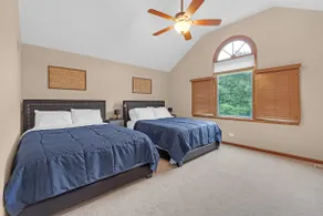 Spacious 5BR Retreat | Free Parking | Sleeps 15 - Image 5
