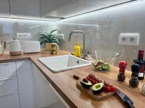 1-BDR Apt | Free Parking | Long Stays | Balcony - Image 3