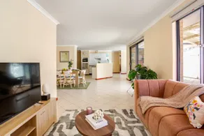 Stylish 4BR Swan Rest | Minutes to Airport & CBD - Image 5