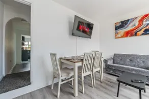 CityBuzz 4 Bedroom House in Nottingham Sleep 7 - Image 4