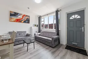 CityBuzz 4 Bedroom House in Nottingham Sleep 7 - Image 2