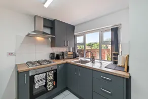 CityBuzz 4 Bedroom House in Nottingham Sleep 7 - Image 5