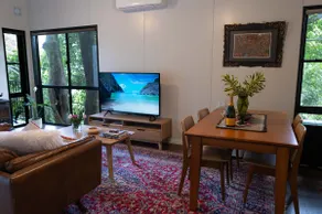 Romantic Figtree Eco Lodge - Walk to Curtis Falls - Image 4