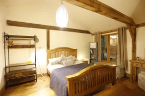 Rushmoor Retreat, Cosy with Outdoor Pizza Oven - Image 3