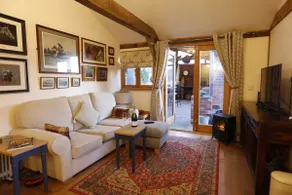 Rushmoor Retreat, Cosy with Outdoor Pizza Oven - Image 4